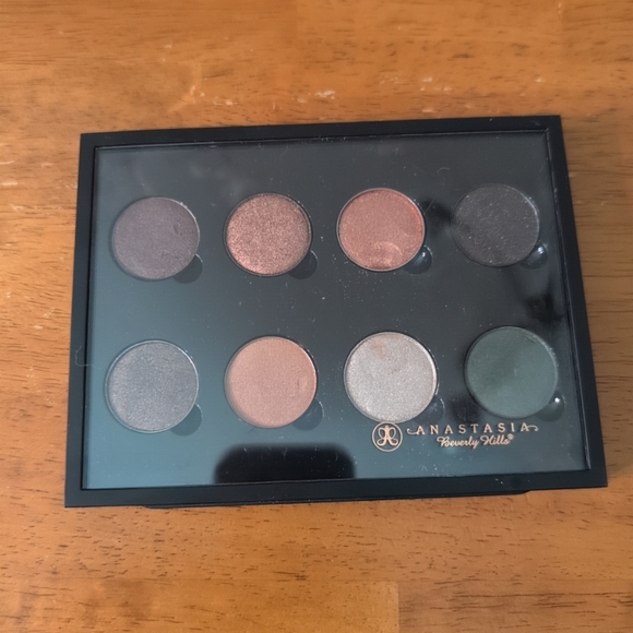 Urban Decay Magnetic Single Shadow Case 8 Shades Rare Htf Discontinued Colors. - Picture 1 of 7